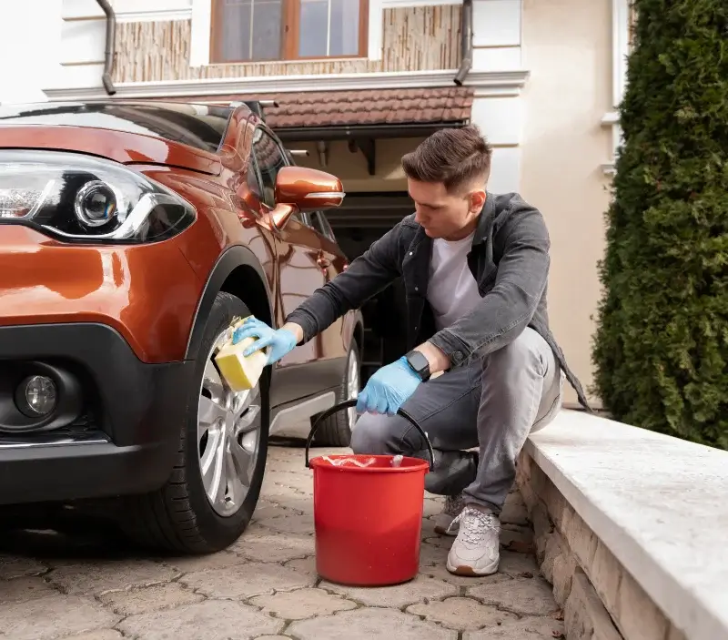 Lavage auto à domicile Fontaine-sous-Jouy : professionnel intervenant sur un véhicule